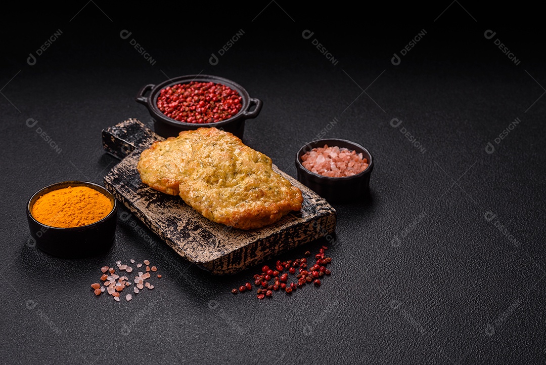 A imagem mostra pedaços de frango frito, acompanhados por tomates cereja e pimenta rosa.