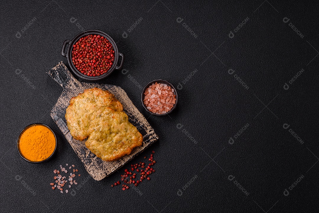 A imagem mostra pedaços de frango frito, acompanhados por tomates cereja e pimenta rosa.