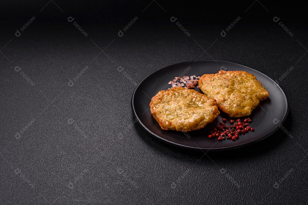 A imagem mostra pedaços de frango frito, acompanhados por tomates cereja e pimenta rosa.