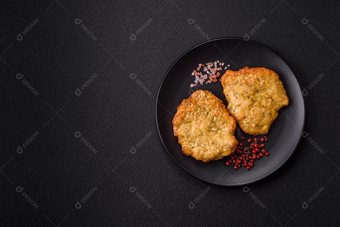 A imagem mostra pedaços de frango frito, acompanhados por tomates cereja e pimenta rosa.