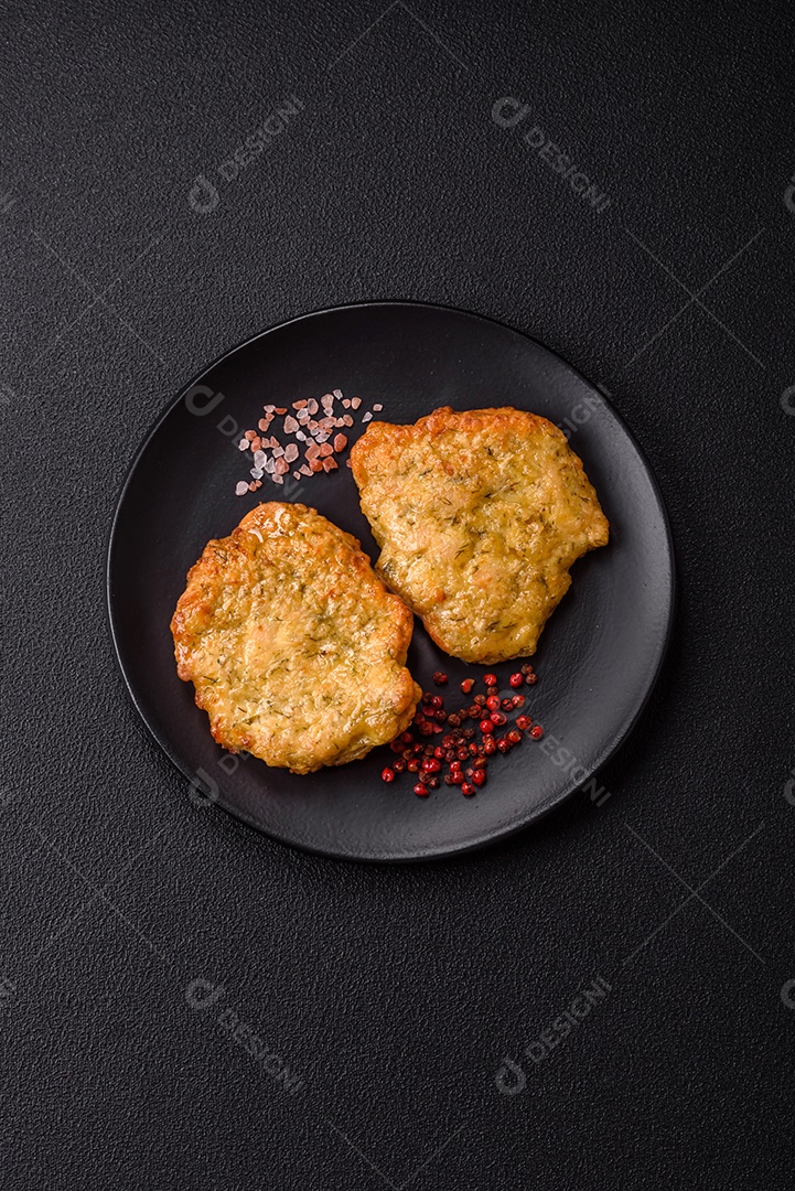 A imagem mostra pedaços de frango frito, acompanhados por tomates cereja e pimenta rosa.