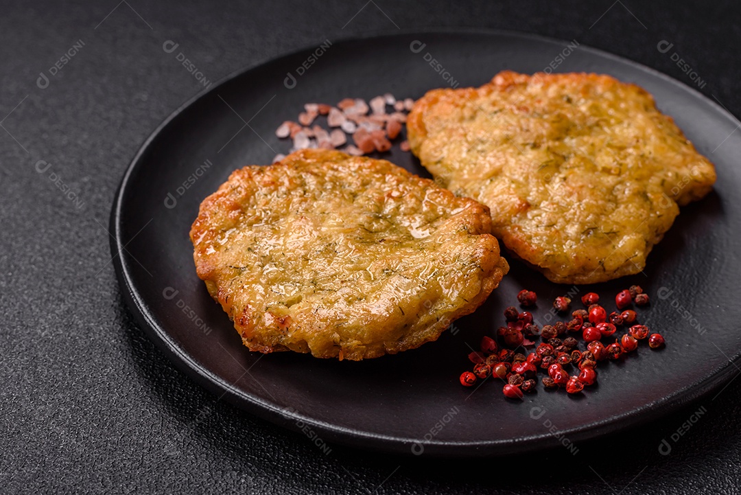 A imagem mostra pedaços de frango frito, acompanhados por tomates cereja e pimenta rosa.