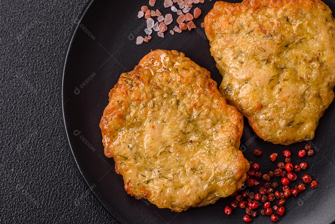 A imagem mostra pedaços de frango frito, acompanhados por tomates cereja e pimenta rosa.