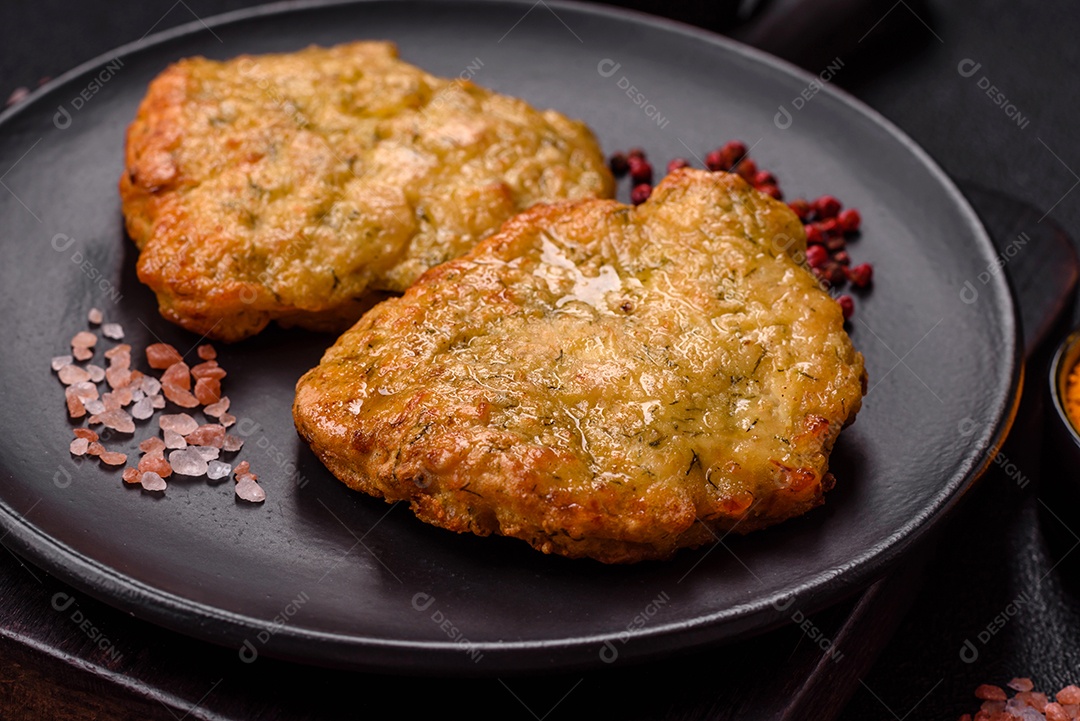 A imagem mostra pedaços de frango frito, acompanhados por tomates cereja e pimenta rosa.