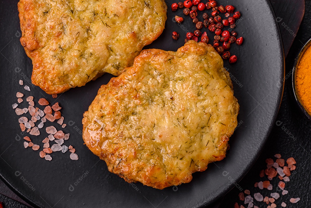 A imagem mostra pedaços de frango frito, acompanhados por tomates cereja e pimenta rosa.