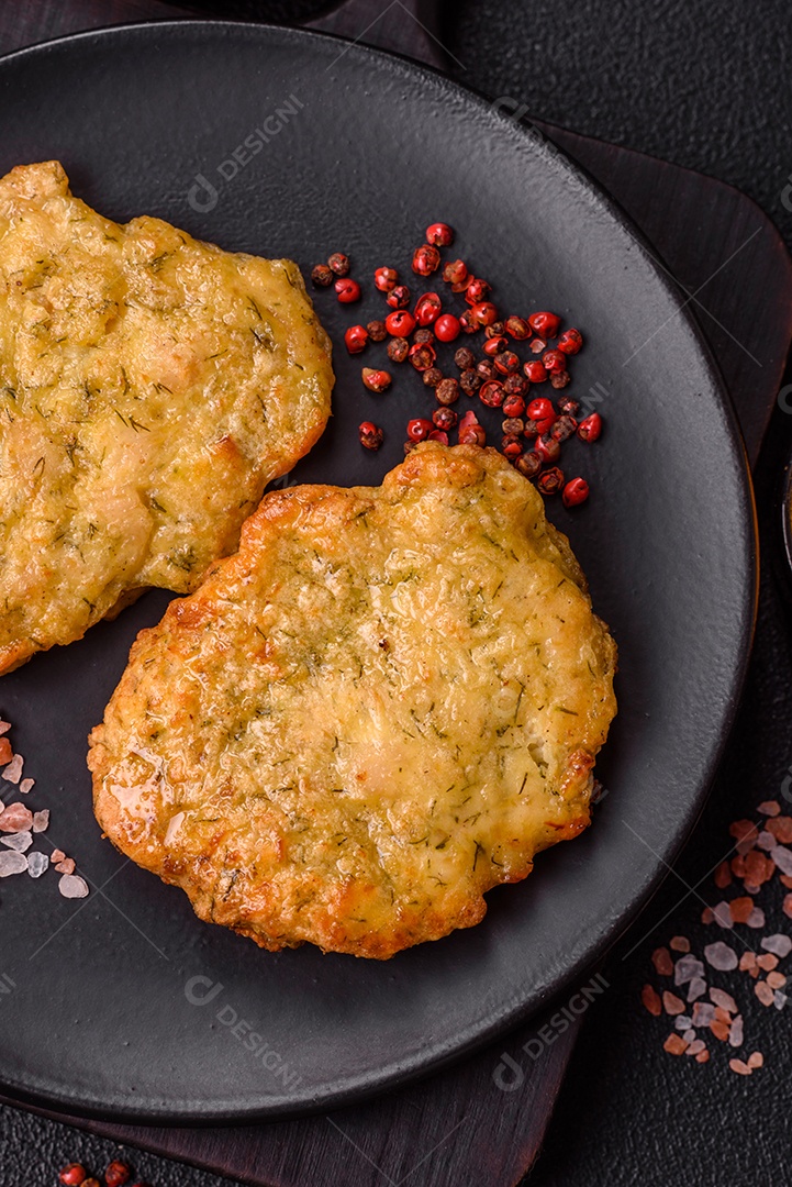 A imagem mostra pedaços de frango frito, acompanhados por tomates cereja e pimenta rosa.