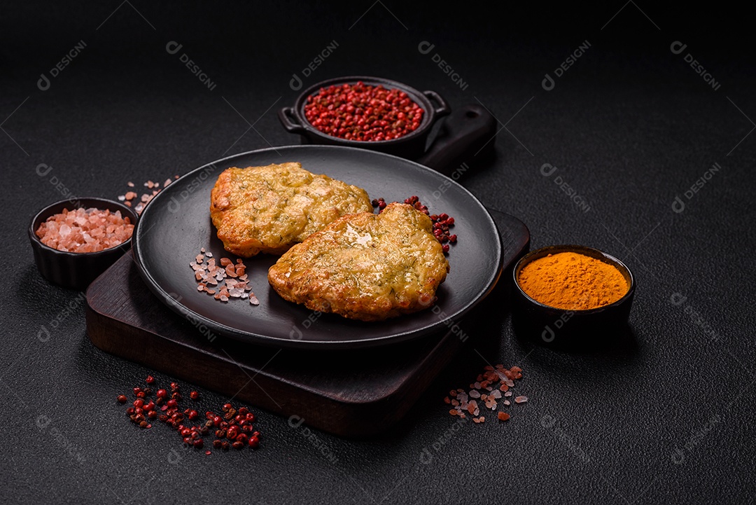 A imagem mostra pedaços de frango frito, acompanhados por tomates cereja e pimenta rosa.