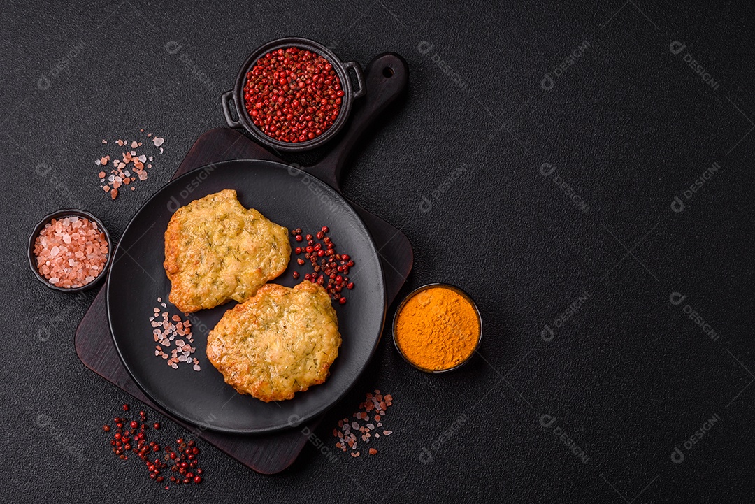 A imagem mostra pedaços de frango frito, acompanhados por tomates cereja e pimenta rosa.