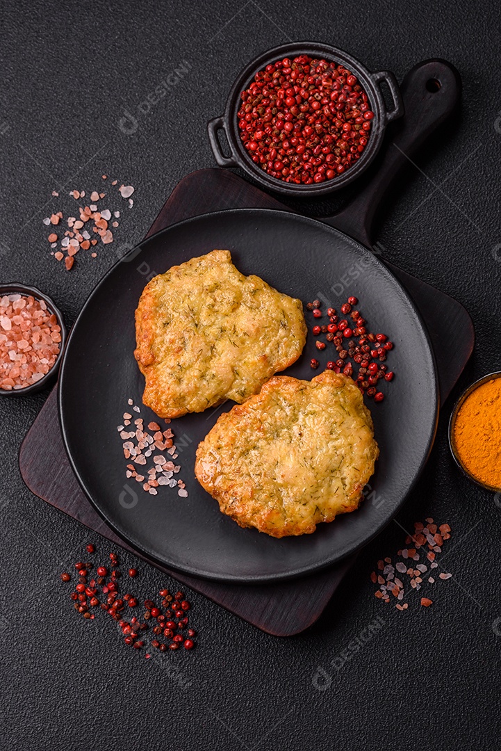 A imagem mostra pedaços de frango frito, acompanhados por tomates cereja e pimenta rosa.
