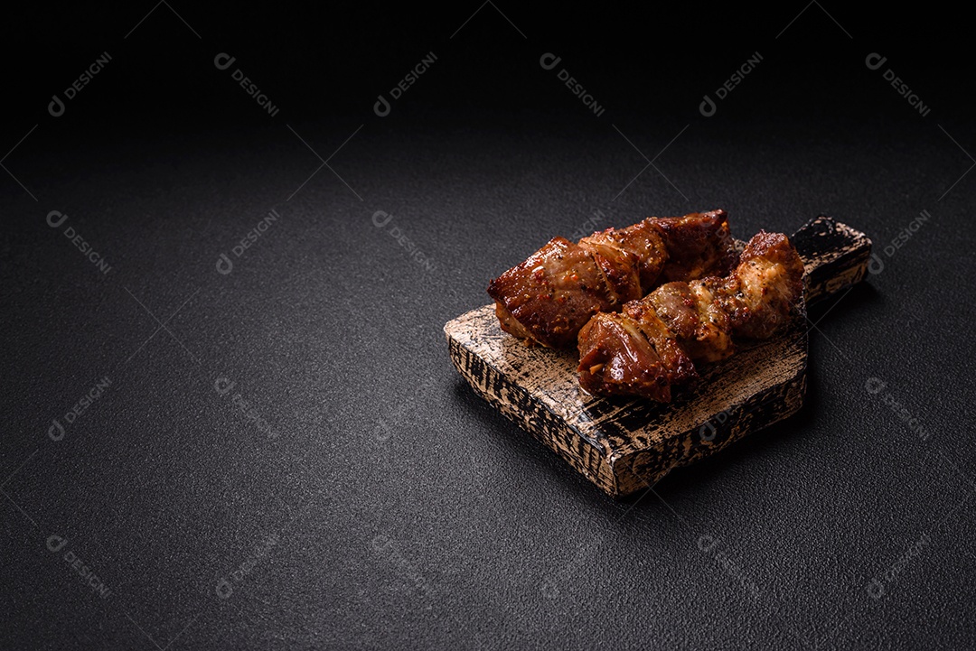 A imagem mostra pedaços de frango grelhado ou assado, servidos em um prato