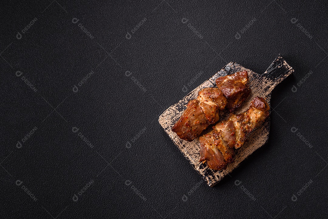 A imagem mostra pedaços de frango grelhado ou assado, servidos em um prato