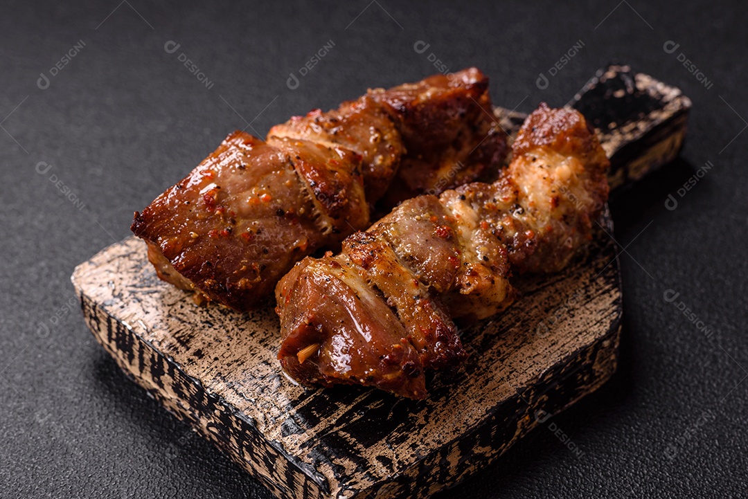 A imagem mostra pedaços de frango grelhado ou assado, servidos em um prato