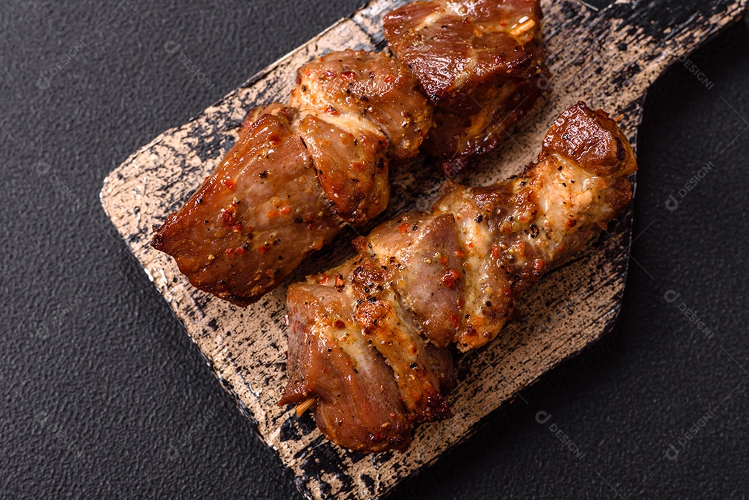 A imagem mostra pedaços de frango grelhado ou assado, servidos em um prato