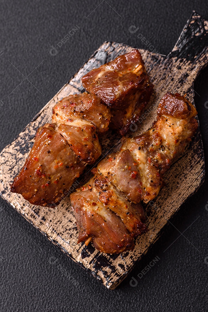 A imagem mostra pedaços de frango grelhado ou assado, servidos em um prato