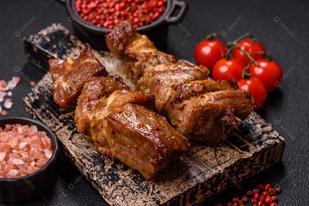 A imagem mostra pedaços de frango grelhado ou assado, servidos em um prato