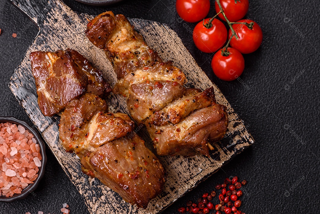 A imagem mostra pedaços de frango grelhado ou assado, servidos em um prato