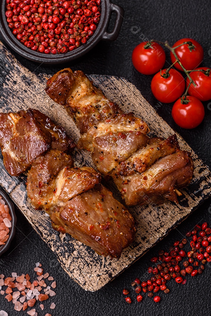 A imagem mostra pedaços de frango grelhado ou assado, servidos em um prato