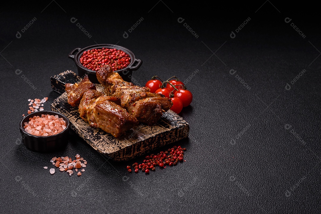 A imagem mostra pedaços de frango grelhado ou assado, servidos em um prato