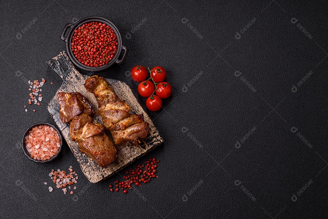 A imagem mostra pedaços de frango grelhado ou assado, servidos em um prato