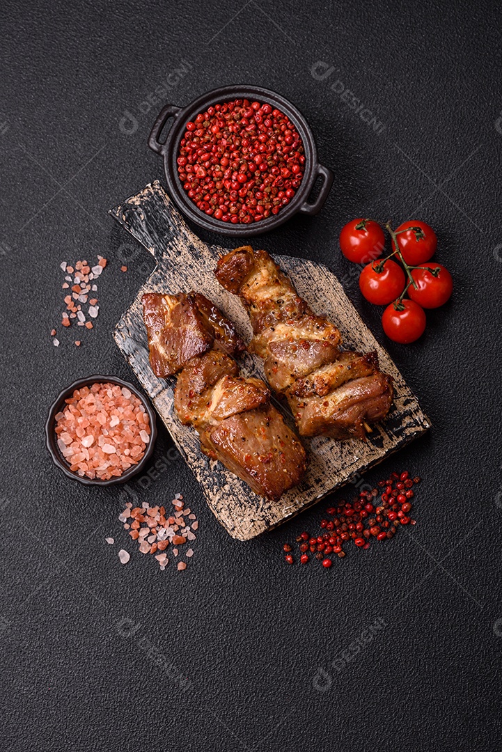 A imagem mostra pedaços de frango grelhado ou assado, servidos em um prato