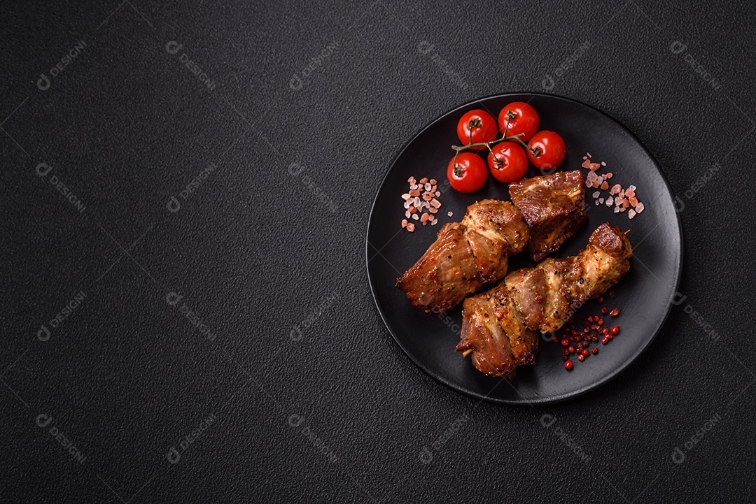 A imagem mostra pedaços de frango grelhado ou assado, servidos em um prato