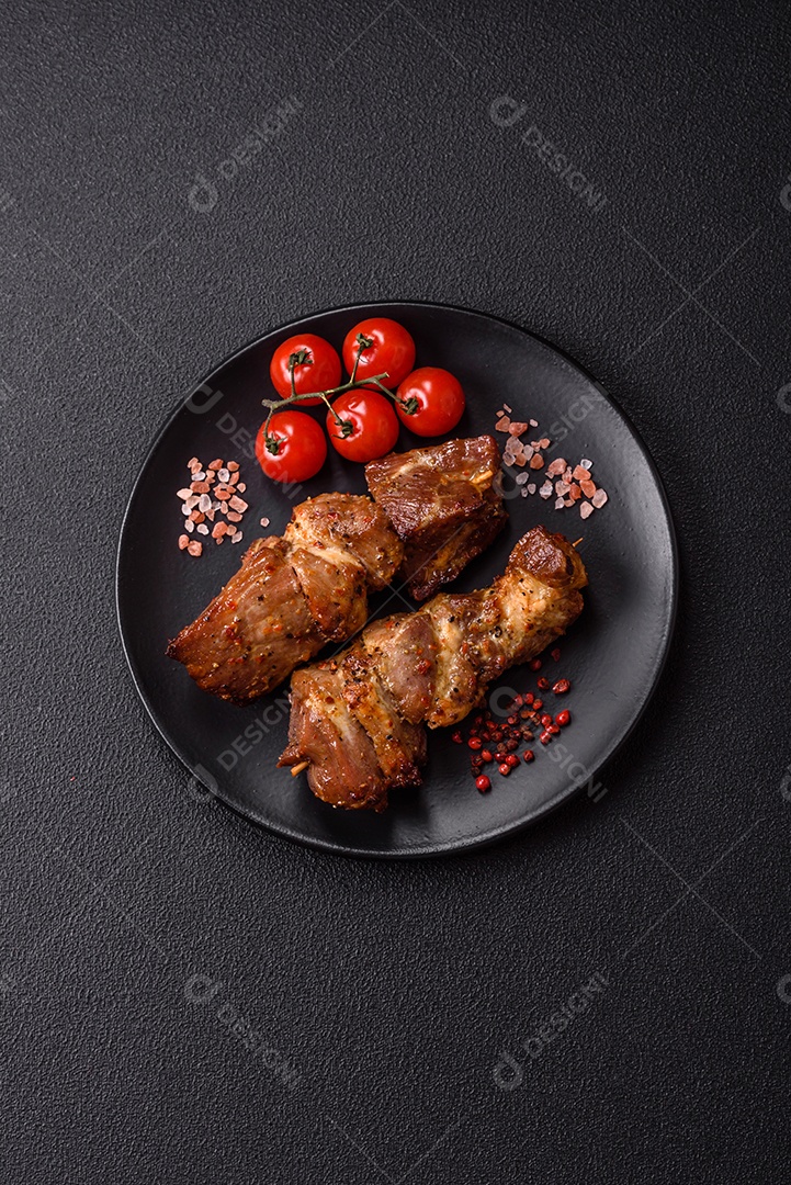 A imagem mostra pedaços de frango grelhado ou assado, servidos em um prato