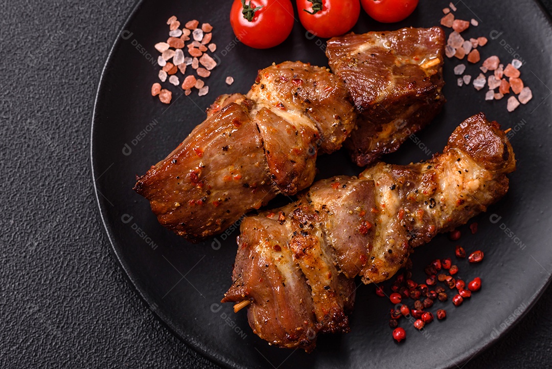 A imagem mostra pedaços de frango grelhado ou assado, servidos em um prato