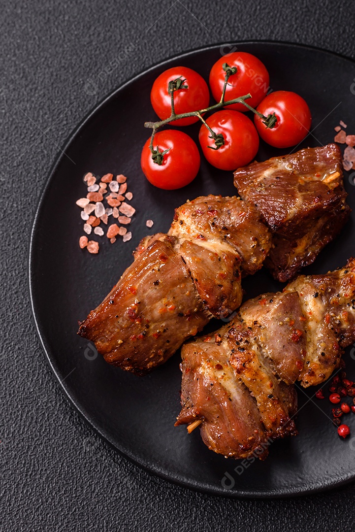 A imagem mostra pedaços de frango grelhado ou assado, servidos em um prato