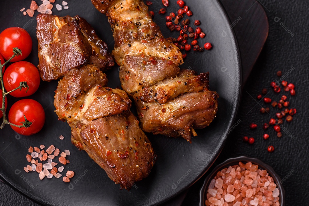 A imagem mostra pedaços de frango grelhado ou assado, servidos em um prato