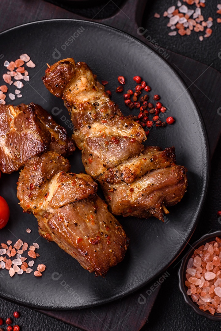 A imagem mostra pedaços de frango grelhado ou assado, servidos em um prato