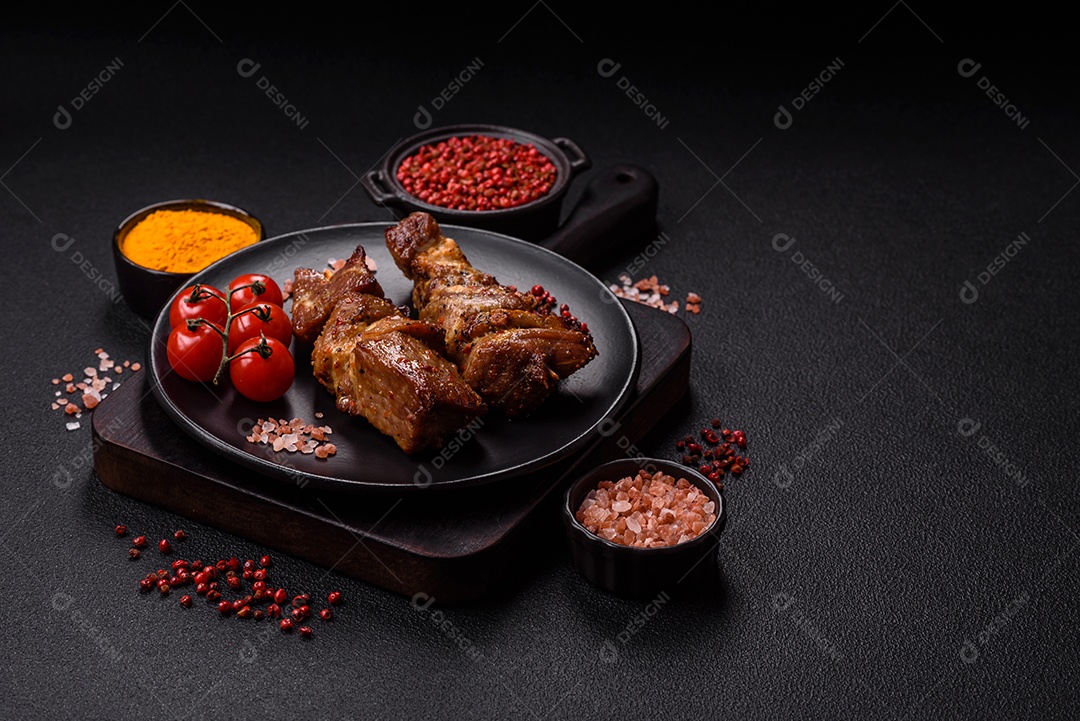 A imagem mostra pedaços de frango grelhado ou assado, servidos em um prato