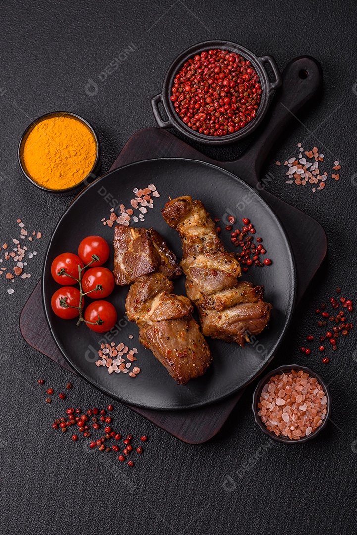 A imagem mostra pedaços de frango grelhado ou assado, servidos em um prato