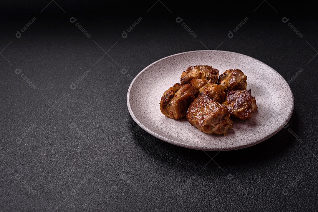 A imagem mostra pedaços de frango grelhado ou assado, servidos em um prato