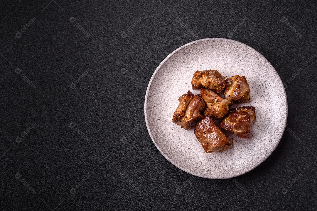 A imagem mostra pedaços de frango grelhado ou assado, servidos em um prato