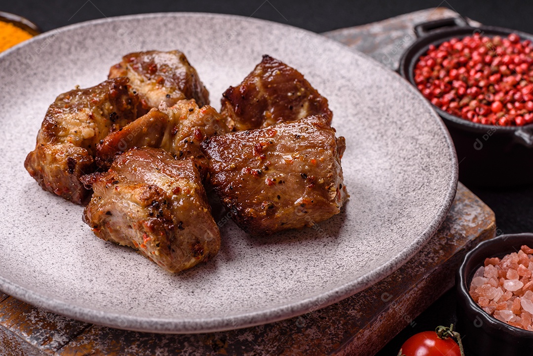 A imagem mostra pedaços de frango grelhado ou assado, servidos em um prato