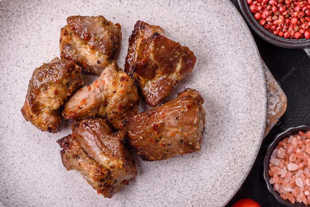 A imagem mostra pedaços de frango grelhado ou assado, servidos em um prato