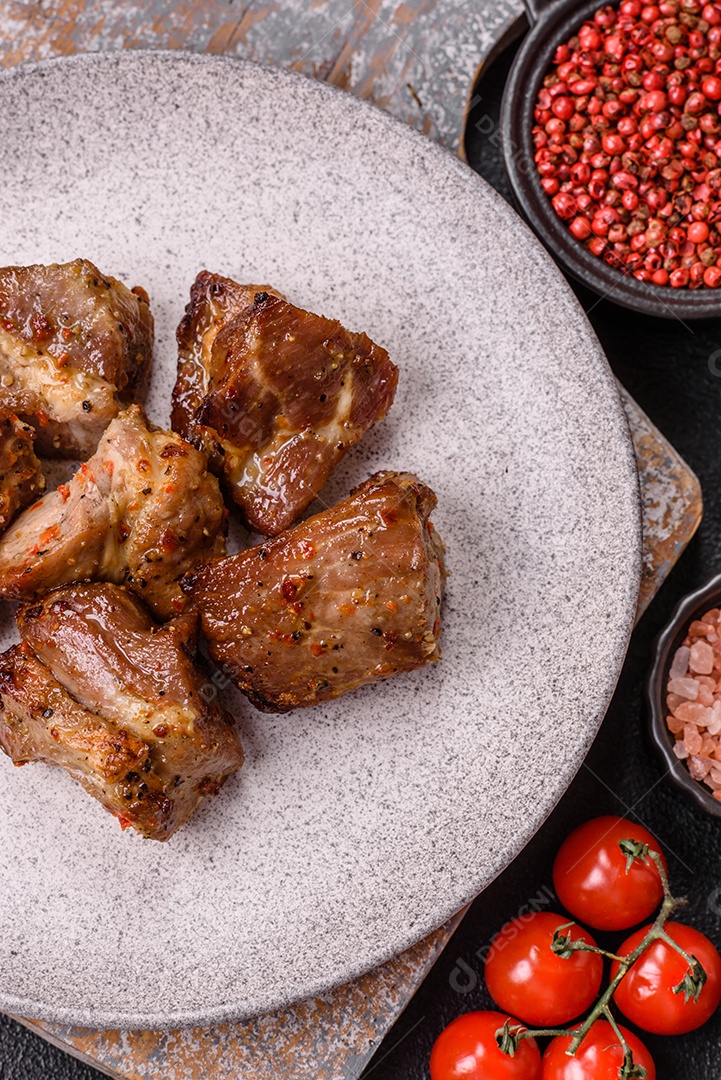 A imagem mostra pedaços de frango grelhado ou assado, servidos em um prato