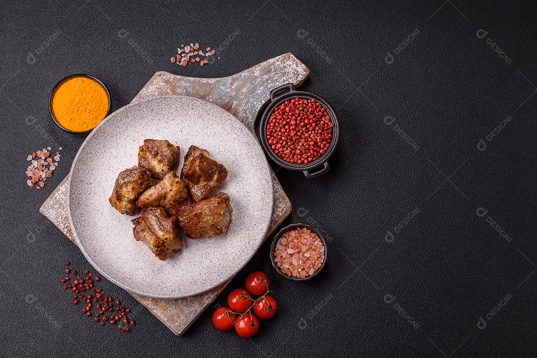 A imagem mostra pedaços de frango grelhado ou assado, servidos em um prato