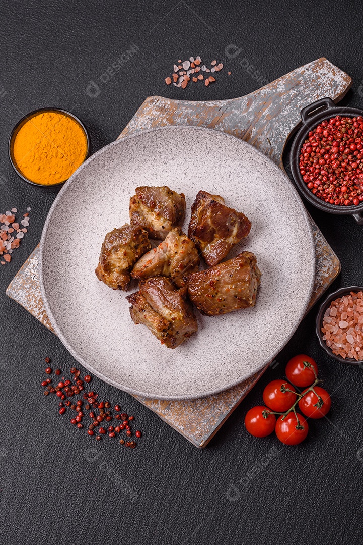 A imagem mostra pedaços de frango grelhado ou assado, servidos em um prato