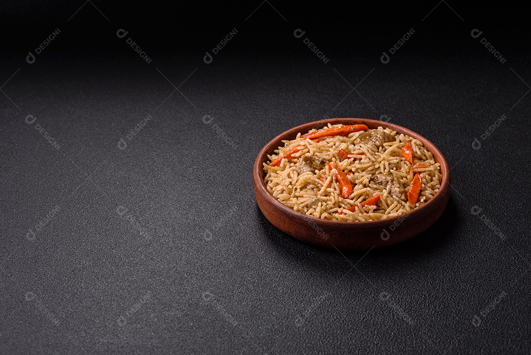 A imagem mostra um prato de Pilaf, também conhecido como pilau, que é um método de cozimento de arroz