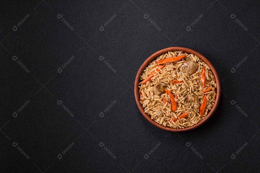 A imagem mostra um prato de Pilaf, também conhecido como pilau, que é um método de cozimento de arroz