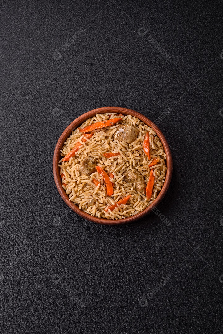 A imagem mostra um prato de Pilaf, também conhecido como pilau, que é um método de cozimento de arroz