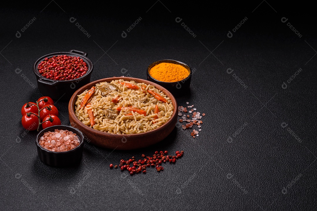 A imagem mostra um prato de Pilaf, também conhecido como pilau, que é um método de cozimento de arroz