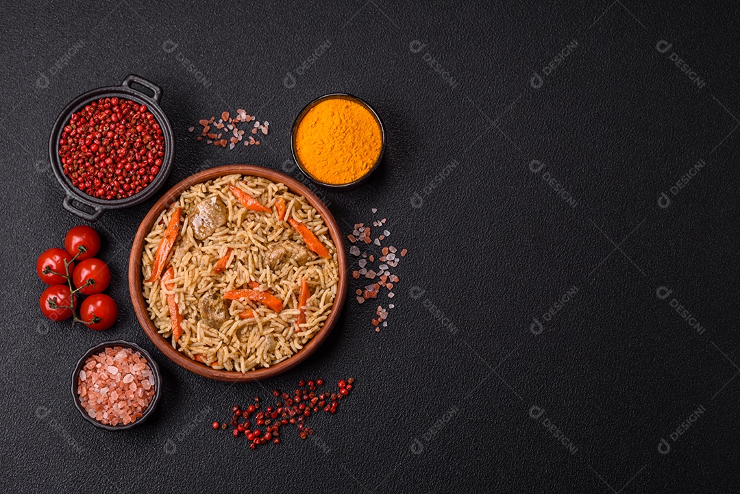A imagem mostra um prato de Pilaf, também conhecido como pilau, que é um método de cozimento de arroz