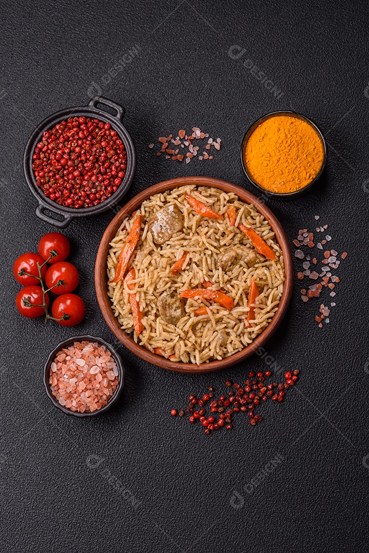 A imagem mostra um prato de Pilaf, também conhecido como pilau, que é um método de cozimento de arro