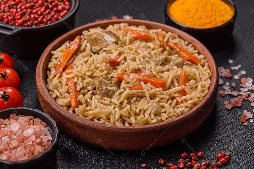 A imagem mostra um prato de Pilaf, também conhecido como pilau, que é um método de cozimento de arroz