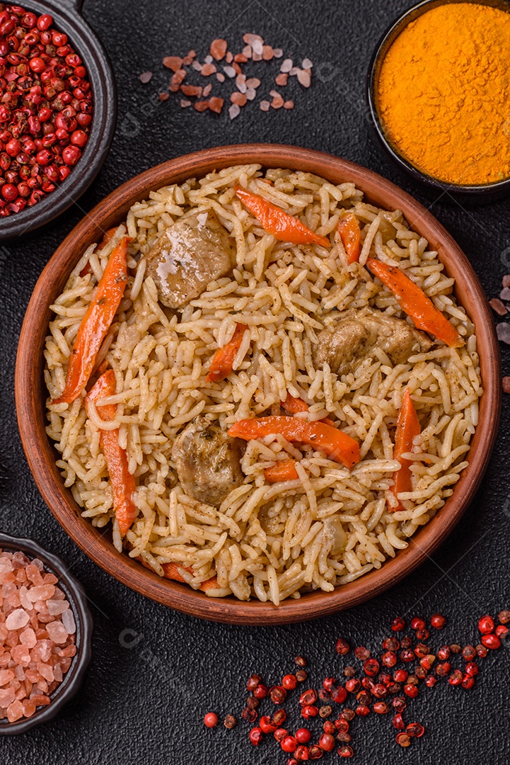 A imagem mostra um prato de Pilaf, também conhecido como pilau, que é um método de cozimento de arroz