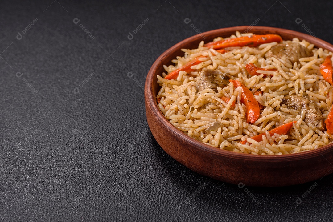 A imagem mostra um prato de Pilaf, também conhecido como pilau, que é um método de cozimento de arroz