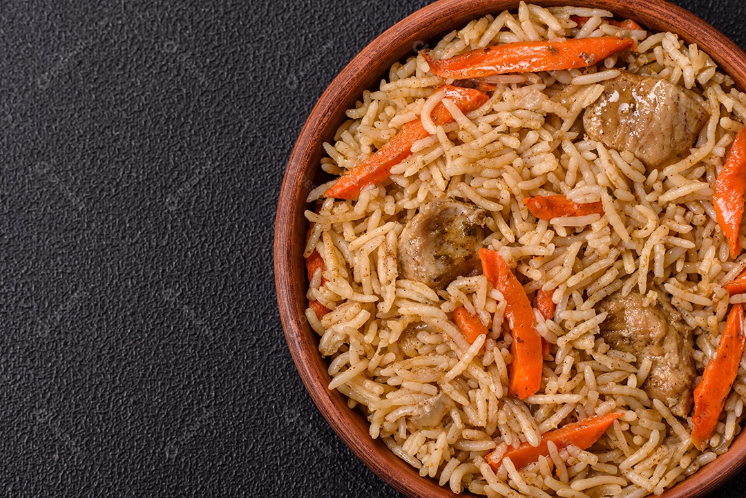 A imagem mostra um prato de Pilaf, também conhecido como pilau, que é um método de cozimento de arroz