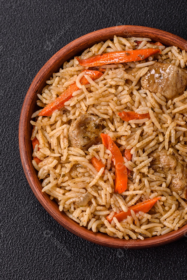 A imagem mostra um prato de Pilaf, também conhecido como pilau, que é um método de cozimento de arroz